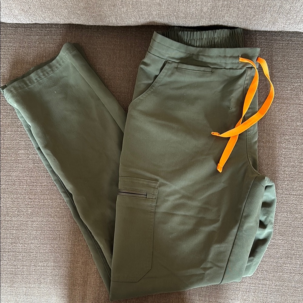 Figs olive screen straight leg women’s scrub pant